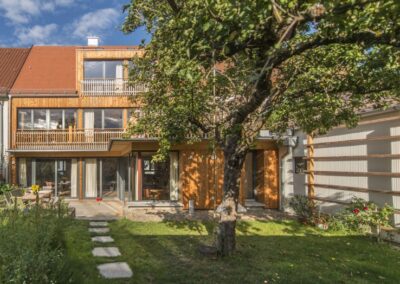 Reihenmittelhaus in Massivholzbauweise, mit Douglasien Schalung, Bieberschwanzdeckung