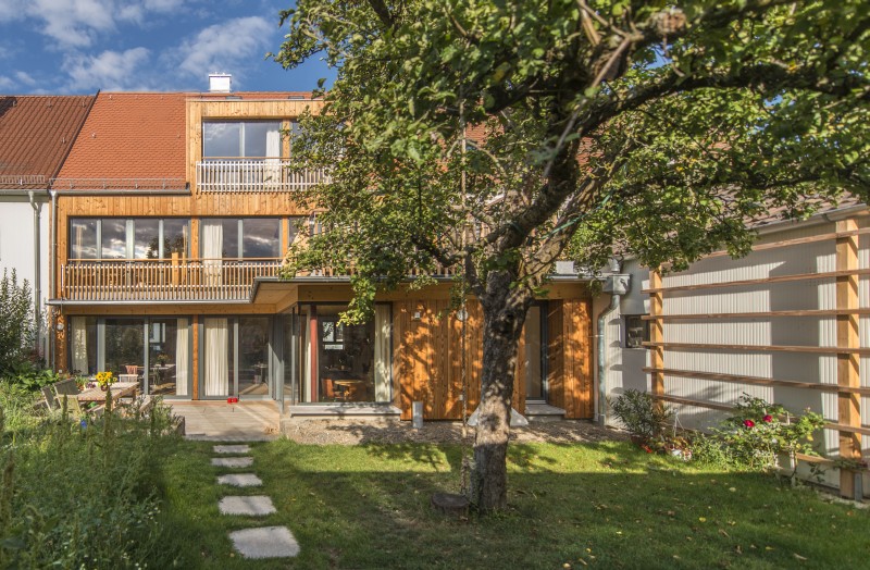 Reihenmittelhaus in Massivholzbauweise, mit Douglasien Schalung, Bieberschwanzdeckung