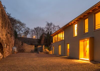 Massivholzbau an historischer Stadtmauer in Würzburg/Heidingsfeld